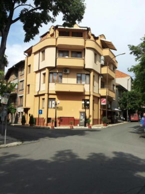 Отель Hristovi Apartments & Studios  Поморье